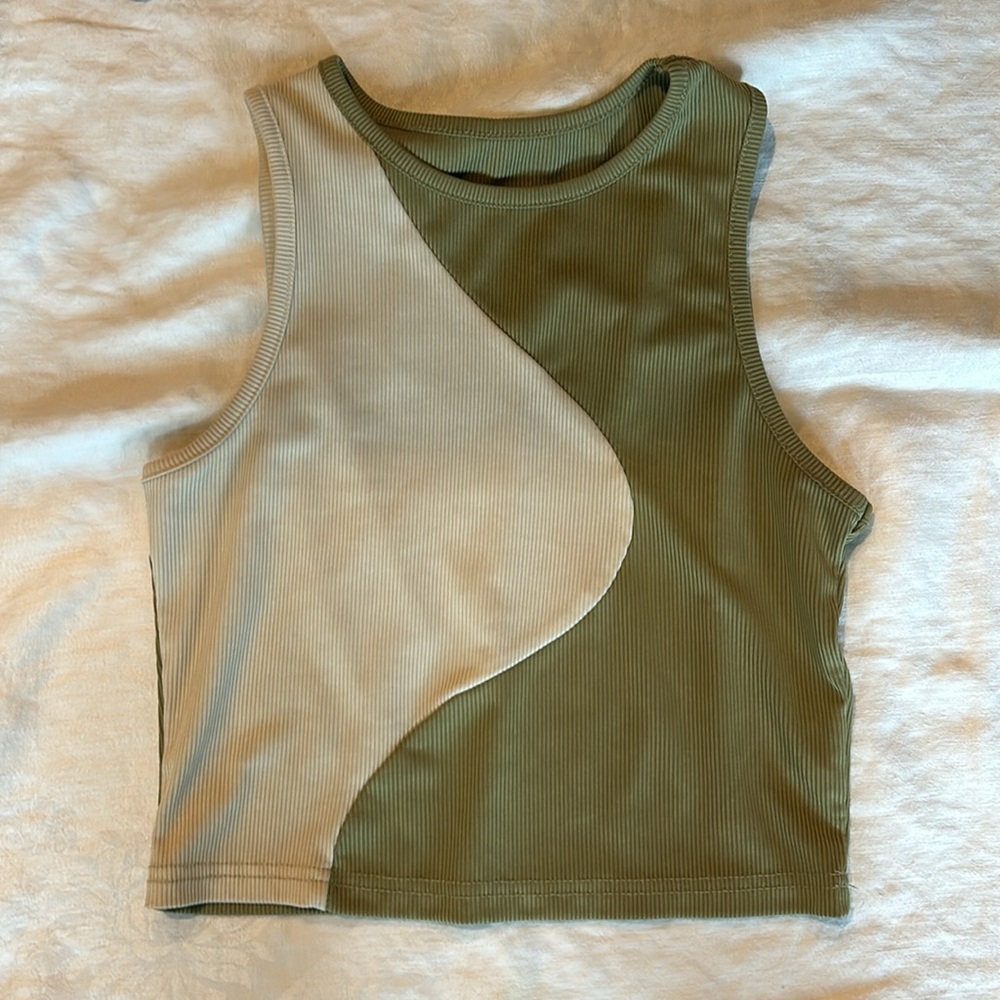 3 Cropped Tank Tops - Picture 4 of 4